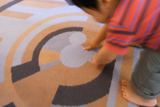 カーペットやライト、あちこちにミッキーマークがあり、子供は見つけては大はしゃぎです。