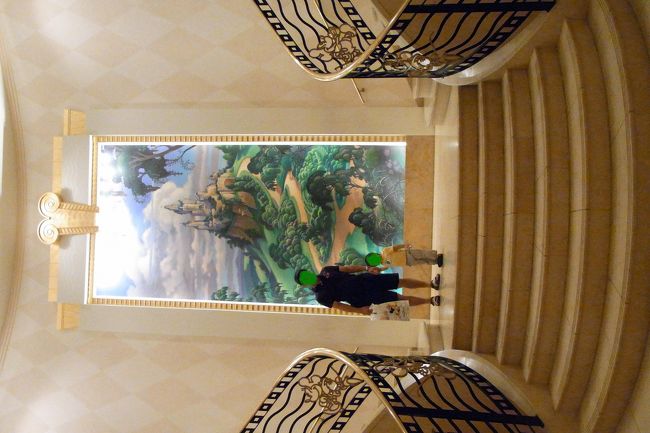 ロビー階の階段。結婚式の撮影にぴったりな感じです。