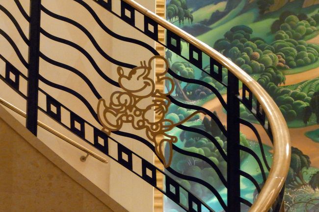 階段の手すりにもミッキー。