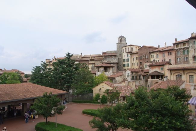 ミラコスタへ向かう通路からディズニーシーをパチリ。