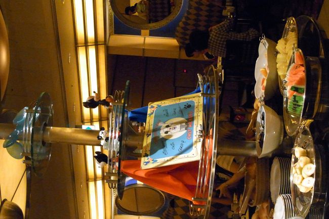 朝食は、シェフミッキーで。息子はキャラクターが怖くてドギマギしつつ、子供なりに愛想笑い。。