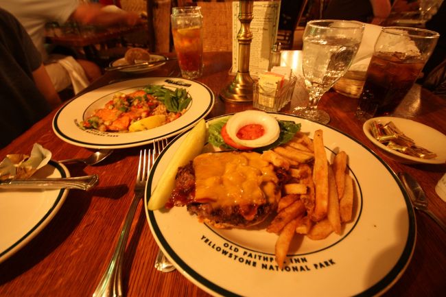 オールドフェイスフルインの中にあるレストラン。<br />初日の夜（写真）、2日目の昼に利用。<br />アメリカのハンバーガーってかんじのボリューム抜群。<br />昼はビュッフェを注文。<br />レモネードはたぶんミニッツメイド。