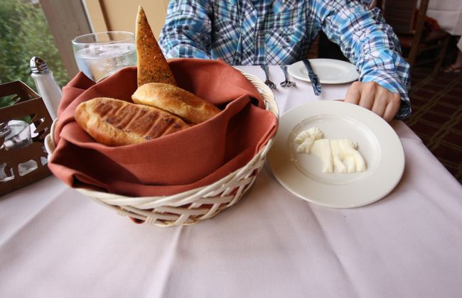 ジャクソンレイクロッジ内の、The Mural Room<br />旅行中で一番の贅沢ディナー。<br />窓の外にはティトン山脈と野生動物の草原が広がる。<br />バターがムースの形。