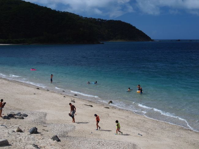 次は東シナ海側の倉崎海岸にやってきました。<br />綺麗なビーチで海水浴客も数多くいました。