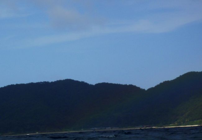 ちょっと水から顔を上げると、小さな虹が出ていました。<br />うまく写真に撮れていないのが残念！！