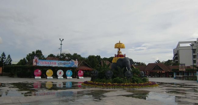 とても広いエントランスで、象の噴水は外に向かって象が水を噴出すので、うっかり歩いていると水をかぶることになります。