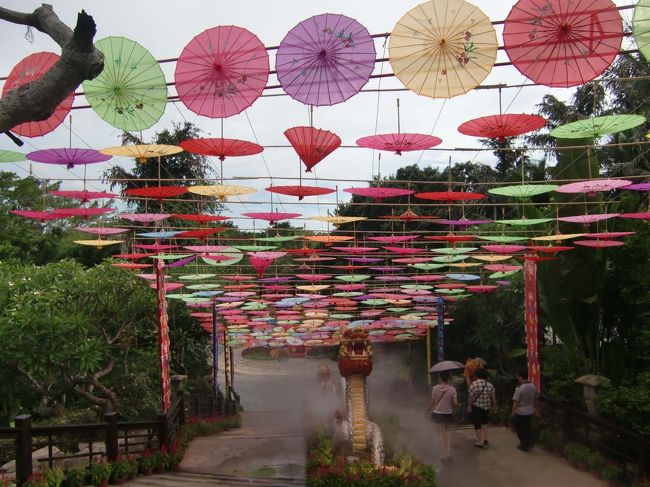 園内はエントランスから階段を下りたところになっています。<br />中国らしい、傘と提灯の飾りが彩りを添えています。