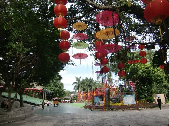 階段を下って左がミニチュア中国遺産巡りです。