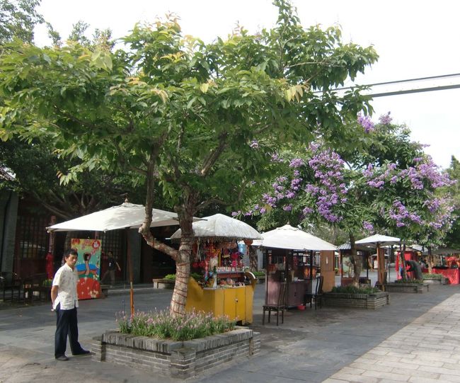 ミニチュア公園が始まるまではお土産屋さんの屋台が沢山出ていました。