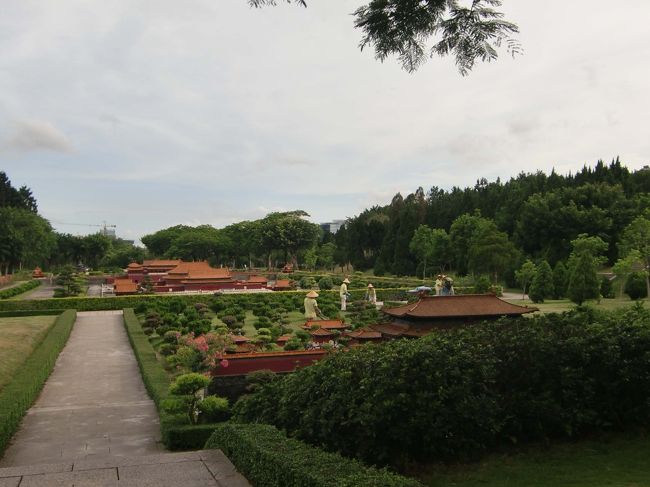 ミニチュアとはいえ、縮尺で作ってありますので、とてもよく出来ていました。<br />庭仕事をしている人との対比で観ると大きさが分かると思います。<br />結構時間がかかり、民族村は急いでモウソウ族の民家を訪ねただけで、ショーの前に夕食をとるため一度園を後にしました。