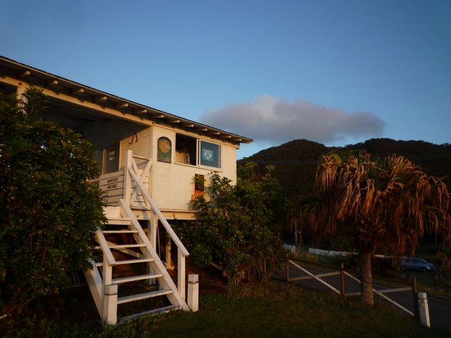 朝日に照らされるリゾートです。