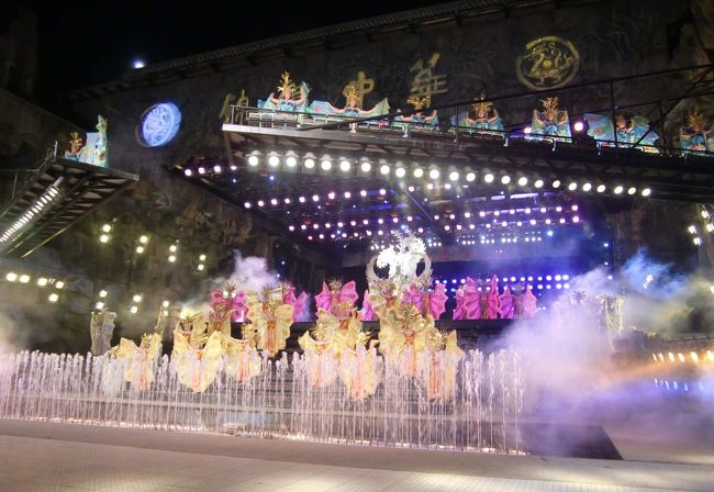 こちらは最後のフィナーレですが、ショーの途中でも、ラスベガスのＯのように突然舞台が水に変わり、滝が流れ、噴水が吹きあがり、と舞台の装置にもびっくりでしたが、そこで、演じるのが何百人という人なので、とにかく規模の大きさに口あんぐりのショーでした。<br />でも、これ以上に大きいショーが別のところでもあるということなので、中国恐るべし・・・