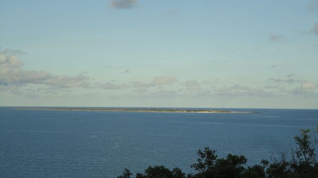 遠くに久高島が見えます。