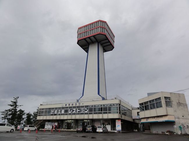 今日はあの崖っぷちで有名な東尋坊に行ってみました。<br /><br />崖の手前には東尋坊タワーなる建物がありますが、いい具合に寂れています。