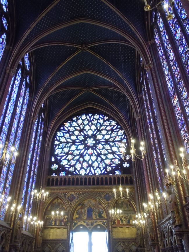 大人気のサントシャペル、会館１５分前でも並んでいる方がいました。<br />セキュリティーチェックが時間がかかっているりゆうでしょうか。<br />中は、ステンドグラスからの光のシャワー