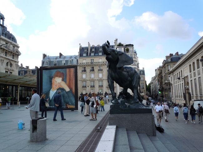 次に向かったのは、オルセー美術館<br />シテ島から適当に乗ってしまった路線バス<br />１回乗り換えて着きました。<br />路線バスがとっても気に入りました。<br />一定時間内だと乗り換えても、チケットが使えます。<br />