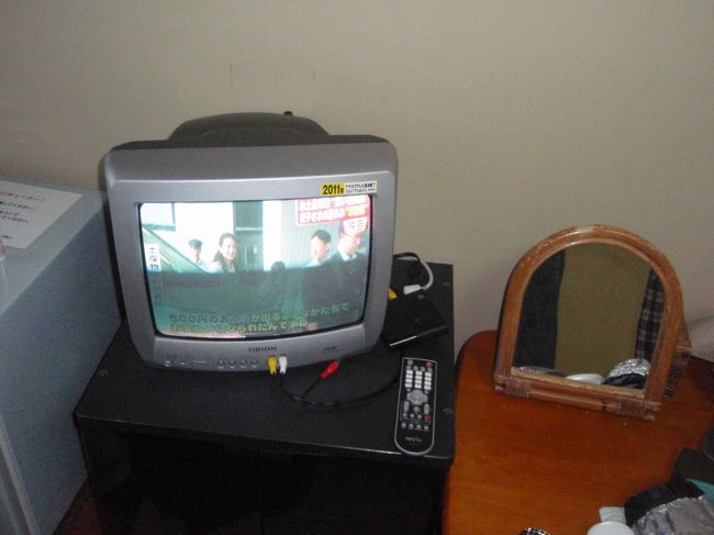 ブラウン管のテレビでした。<br />　<br />でも気持ち良く過ごせるホテルでした。<br /><br />スタッフも良い方たちでした。<br /><br />洗濯機は、洗剤代５０円払うと使えて、ベランダもあるので、ハンガー他もいっぱいあって、便利でした。<br />洗濯バサミを少し持って行くと良かった。<br /><br />お掃除、タオル替えは、やってもらいたいときは、朝９時までにフロントに申し出ます。