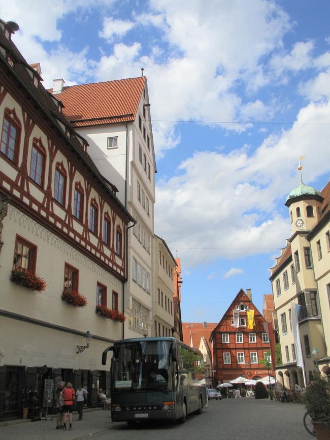 バス停付近。アイス食べてる人がいる！買ってこればよかったよー。<br />なぜかドイツではアイスクリーム屋は遅くまでやっている。