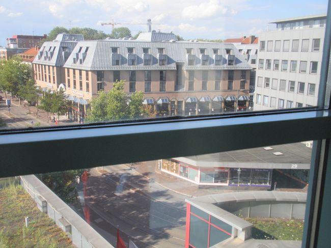 夕方、やっとアウクスブルク駅前に着きました。<br />明日は電車で移動なので、今日は駅前に泊ります。