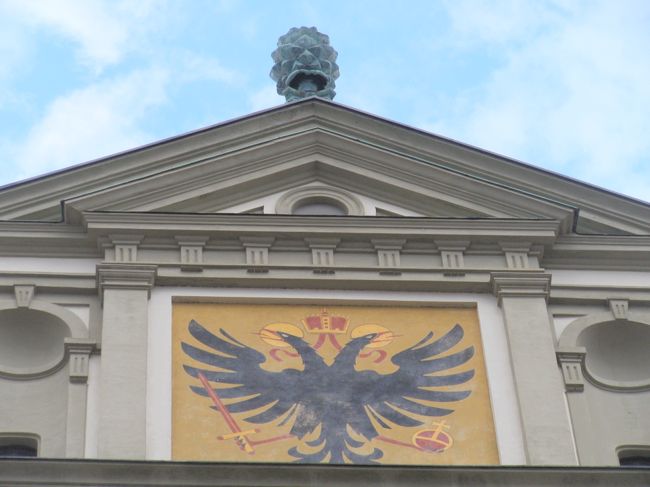このマークがある街は、神聖ローマ皇帝から認められた自由都市なのです！<br />ということで、ここは市庁舎。