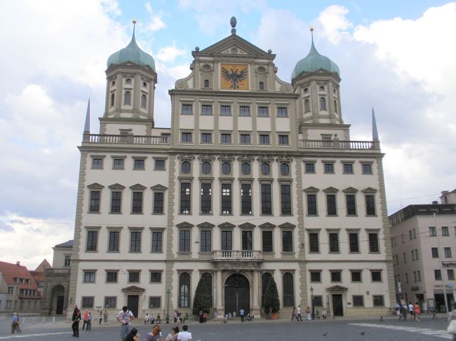 かなり大きい。今日はすべてお店がお休みだけど、広場の噴水前には旅行中の若者がちらほら。