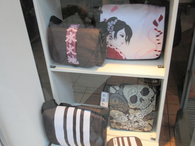 少し歩いていくとこんな店も。