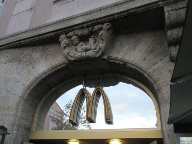 帰り道。立派な建物の中にマックが･･･。