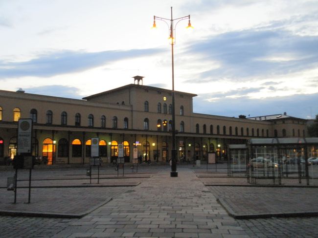 ホテルから歩いて２分くらい？アウクスブルク駅で明日のチケットと、朝ごはんを確保できるか確認。(泊っているホテルは朝ごはんが妙に高いのが難点）