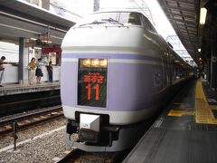 ラッシュも一段落着いた新宿駅。

１０時ちょうど発車のスーパーあずさ１１号で、まずは松本を訪問します。　

乗車するスーパーあずさＥ３５１系電車は、高速バスに対抗するため、カーブの多い中央東線用に導入された制御振子車両。ただ費用対効果が薄いためか、以降の新車では搭載が見送られ、ＪＲ東日本唯一の存在です。