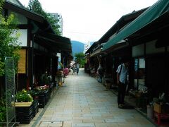 レトロな縄手通り。

お城の前に少々寄り道。

お土産物屋ばかりが並んでいるのかと思いきや、普通のお店も結構あるんですね。