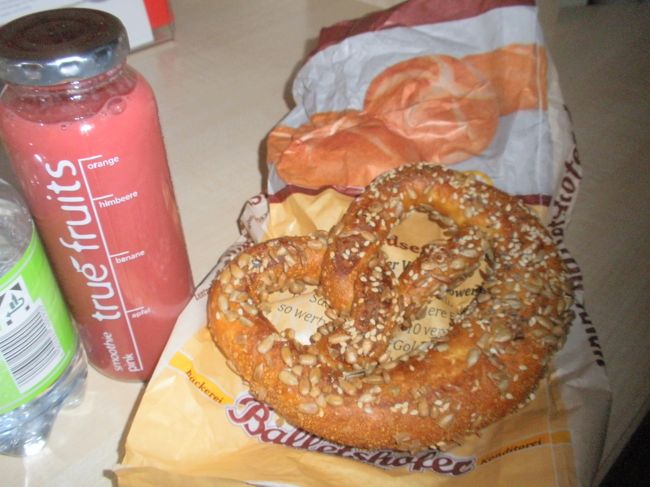 駅で買った朝ごはん！おいしい！<br />フルーツｼﾞｭｰｽもおいしい！！