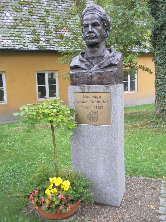 ヤーコブフッガーさん。この像の斜め前には防空壕まである。全体的にカトリックを強調しているような施設な感じ。いろんなところにイエス様が。