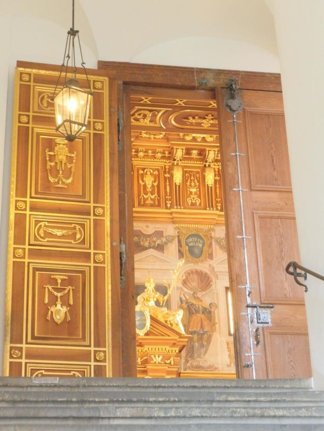 歩いて、市庁舎まで。豪華絢爛な部屋が見えてきました！