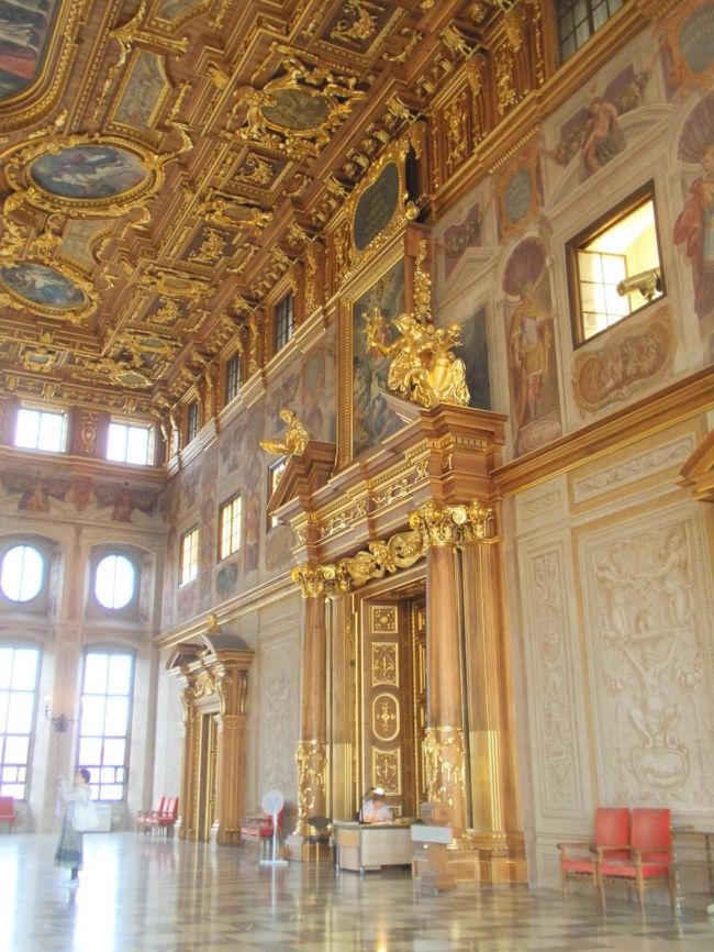 日本語のガイドを借りて黄金のホールを見学。すごい！！豪華すぎてため息がでそう。<br />