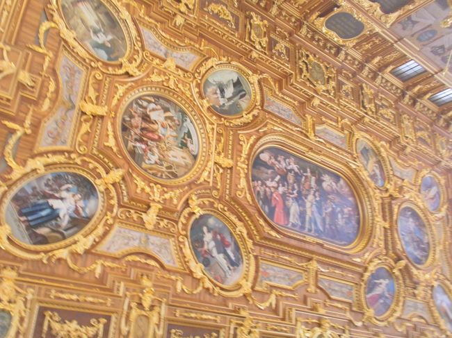 天井。すごいなあ。でも修復は最近のよう。だから入場料が安いのかなあ。(２ユーロ）