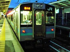 １８時２１分、白馬駅に到着。

乗っていた人の半分くらいは降りたでしょうか。

電車は少なくなった乗客とともに南小谷へ消えて行きました。