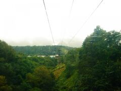 ２日目。台風１２号の影響で小雨です。

でもせっかく、来たし、雨具も持ってるし、動いているなら行ってみよう!

とのことで、ゴンドラとロープウィを乗り継ぎ栂池高原にやって来ました。