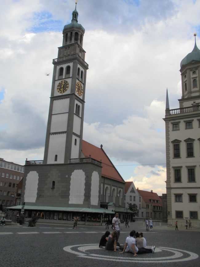 なぜか円の中でくつろぐ若者。