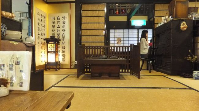 店の雰囲気、イイねえ〜<br /><br />幸い席は空いてて、すぐに入れたが、<br />そうめん待ってる間、どんどん人が入ってきて<br />待ち状態になっていた。<br /><br /><br /><br />