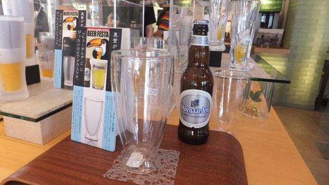 グラスと一緒にビールが置いてあるのがイイ！<br />