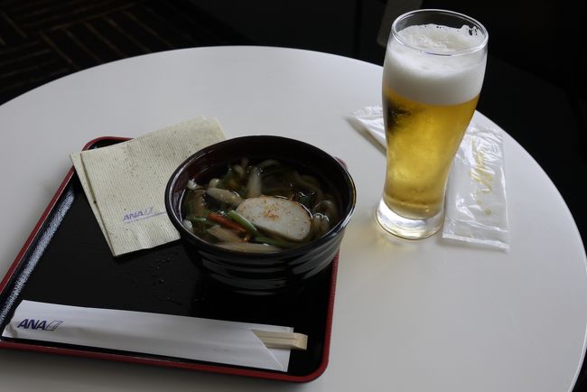 今回はﾗｯｷｰにも「ｴｺﾉﾐｰ席が満席なので、ﾋﾞｼﾞﾈｽ席を用意させて頂きました。」との事。快適な空の旅を予感しつつ第５ﾀｰﾐﾅﾙのﾗｳﾝｼﾞに向かいました。（搭乗は44番ｹﾞｰﾄなのですが、第４ﾀｰﾐﾅﾙのANAﾗｳﾝｼﾞは窓がないので時間が来るまで第5ﾀｰﾐﾅﾙのﾗｳﾝｼﾞを利用しています）<br />　出発便でｲﾝﾎﾞﾗｱｯﾌﾟｸﾞﾚｰﾄﾞされたのは始めての経験です。<br />折角のﾋﾞｼﾞﾈｽの食事が待っているので、ﾗｳﾝｼﾞではお酒・食事は控えました。<br />何時もの「山菜うどんとビール」です<br />蒲鉾のＡＮＡマークは無くなっていました、「お寿司もおにぎり」に変更されていました。