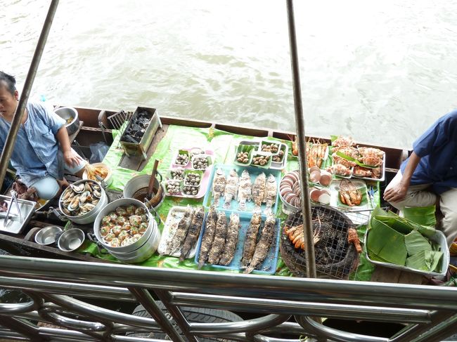 この舟から、エビと串焼きを購入。