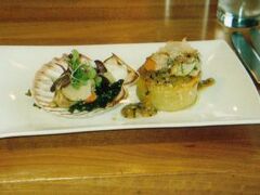 
今晩の夕食は、スカイタワーの展望レストランでビュッフェディナーです。
実は昨晩来たのですが予約がいっぱいで入れず予約したのでした。要予約です！

前菜だけ付いていて、マッシュポテトを帆立貝で包んで焼いた物でした。おいしかったです。
