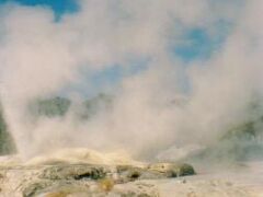 大迫力の間欠泉を間近で観られるテ・プイア。
園内をぐるっと一周するようになっていて、日本語の音声案内装置もありました。

ロトルアは火山地帯なのでスパもたくさんあり、ニュージーランドの別府温泉という感じです。
