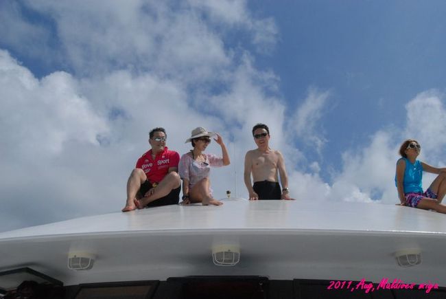 移動中、ジンベイを３Ｆのデッキから観察中。とにかく<br />吹き抜ける、青い空。そして、潮風・・・他に何もいらない<br /><br /><br /><br />同じ地球なのに、その国その国で個性があるんだよね〜good!!