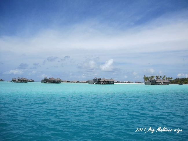 ４日目、お土産などを見に行ける離島へ離陸。<br /><br />足がふらふら。陸にいるのに揺れている感じが<br />気持ち悪い。どうやら下船酔いしているみたい。