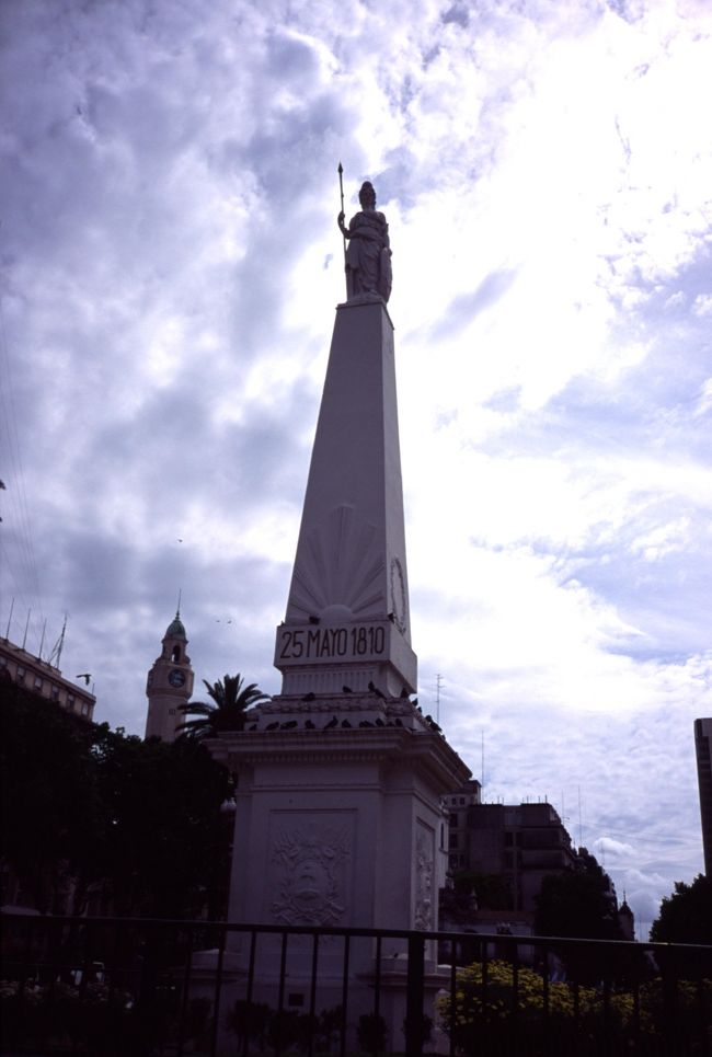 【Plaza de Mayo（5月広場)】<br /><br />ブエノスアイレスの中心地といえば、5月広場周辺。16世紀に作られた町は、この広場を中心にして、徐々に栄えた。カサ・ロサーダ（大統領府）の正面に位置することもあって、革命、大統領の演説、大規模なデモなど、様々な歴史の舞台として重要な場所。周辺には、カサ・ロサーダの他にも、カテドラル・メトロポリターナという大聖堂やカビルドといわれるう市議会など、ブエノスアイレスの象徴ともいえる建造物が周りを取り囲む。<br />