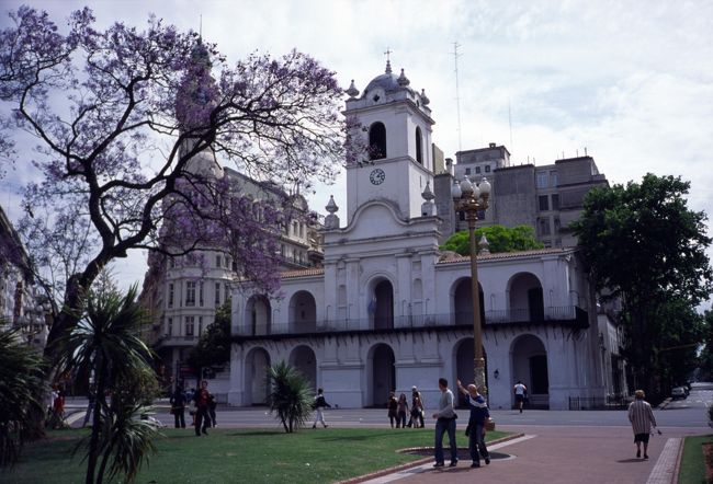 【Cabildo】<br /><br />スペイン植民地時代は行政機関として、独立後はブエノス・アイレス市議会として使用されている建物