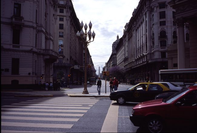 大聖堂横からオベリスコをのぞむ