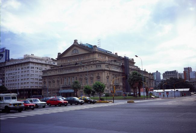 【Teatro Colon(コロン劇場)】<br /><br />イタリアのミラノ・スカラ座やパリのオペラ座と並んで、「世界三大歌劇場」といわれるコロン劇場。